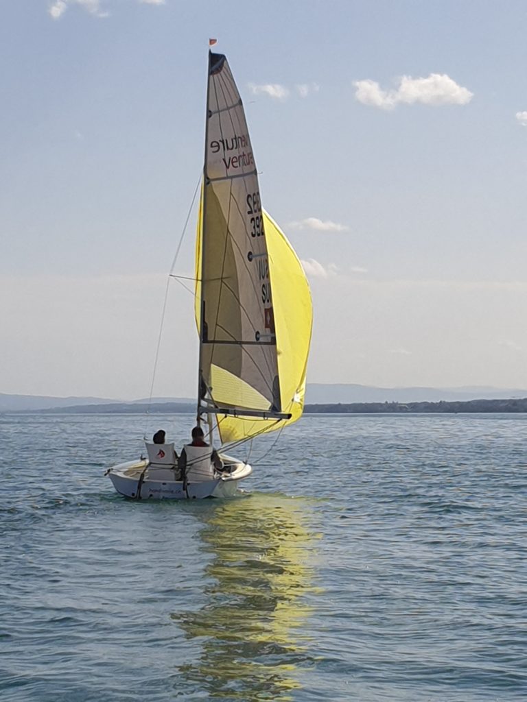 Navigation avec un spi jaune à l'avant