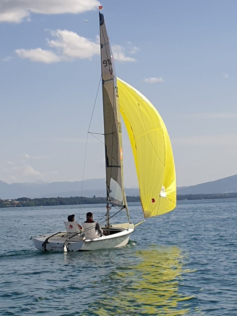 Navigation avec un spi jaune à l'avant