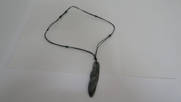 Collier en stéatite grise, cordon coton