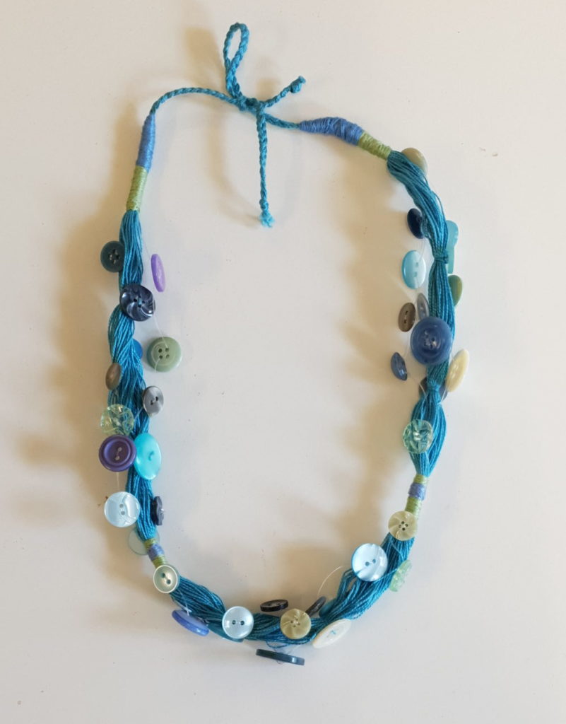 Petit collier bleu