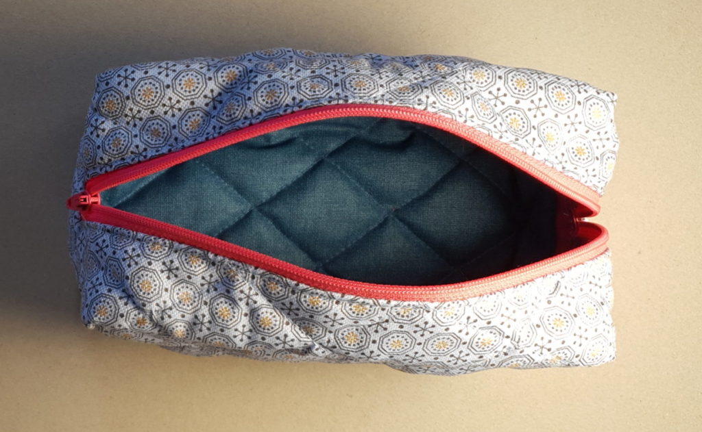 Trousse à crayons bleu-gris, intérieur bleu foncé