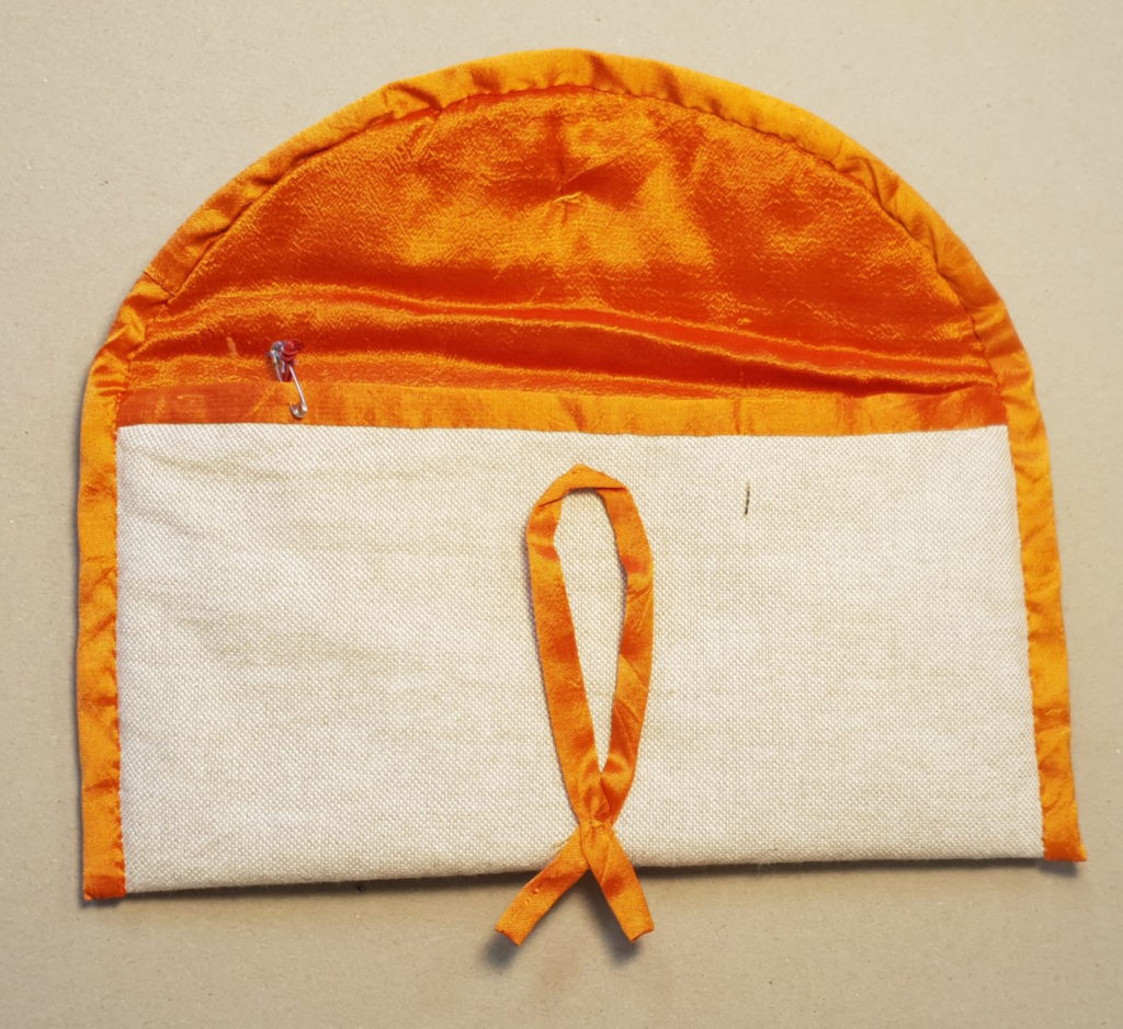 Pochette ou étui à lunettes ouverte, bords orange