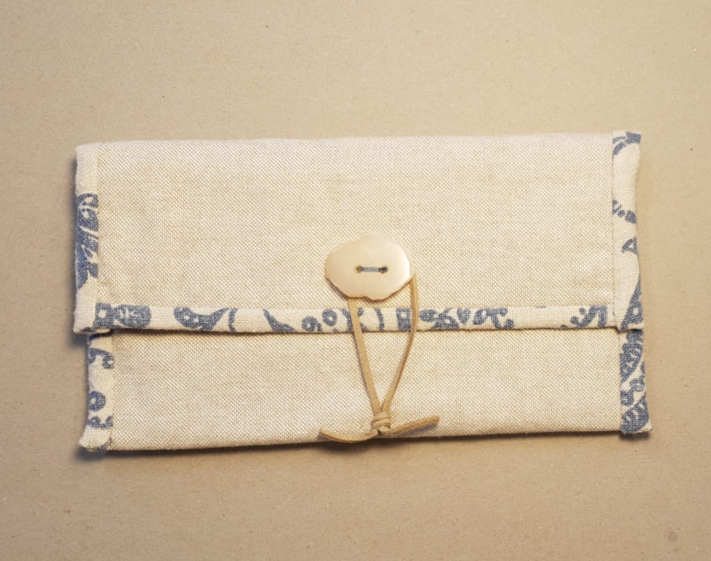 Pochette ou étui à lunettes, bords bleus