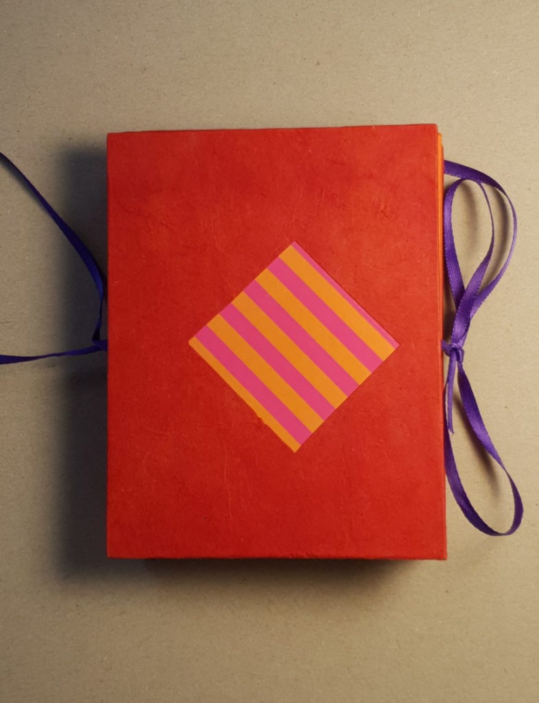 Livre-étoile, décoré d'un losange rayé